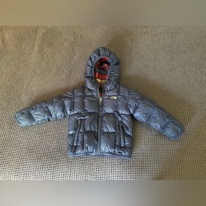 Toddler boy 4t north face coat. Used but still in great condition! Reversible!